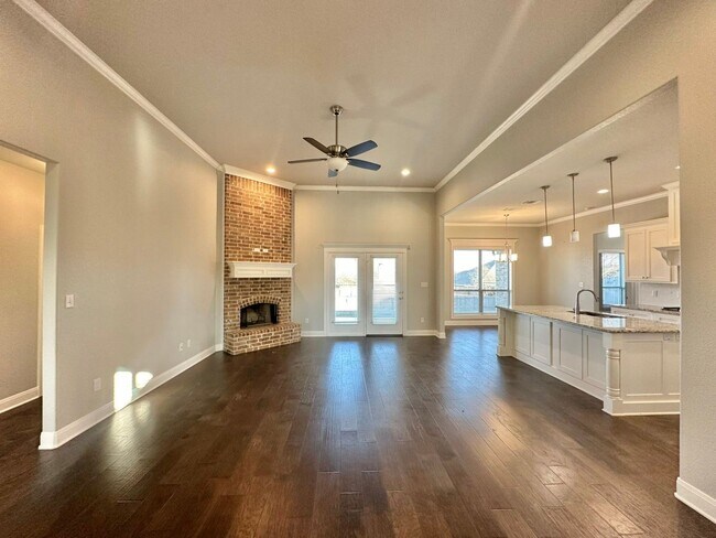 Building Photo - Stunning 3 Bed 2 Bath in South Tyler!
