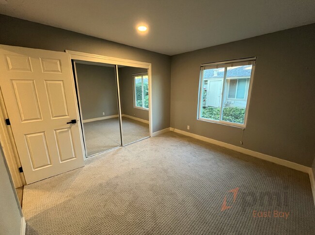 Building Photo - Fully Remodeled 3-Bd, 2-Ba Townhome with M...