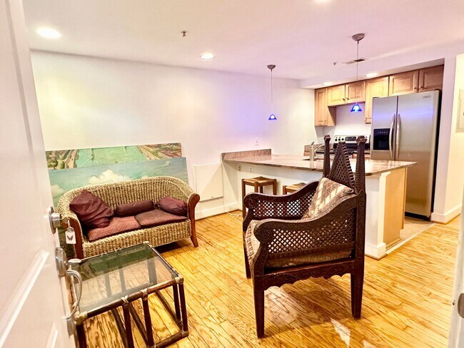 Building Photo - 1 Bed 1 Bath! Pets Welcome! Patio!
