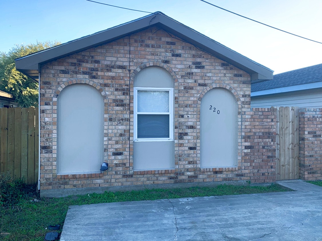 220 Briarcliff Dr, Youngsville, LA 70592 House for Rent in