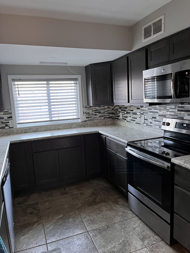 Building Photo - 7445 Saleen Ct