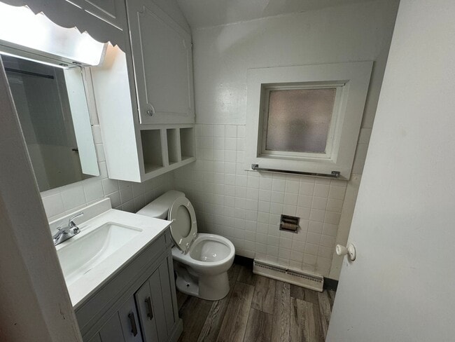 Building Photo - Updated 3BR Home with Large Yard & Long Driveway – Moline