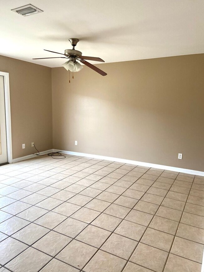 Building Photo - AVAILABLE NOW! Cute townhome with 3 bd,2.5...