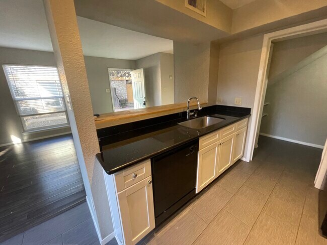 Building Photo - 6003 Cougar Dr