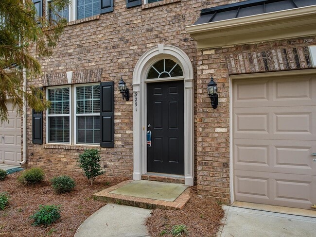 Building Photo - Great location off Archdale!