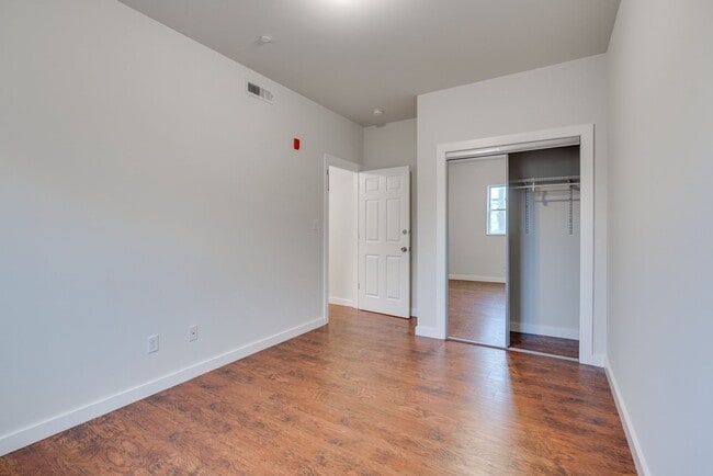 Building Photo - Newly Renovated Temple Apartments