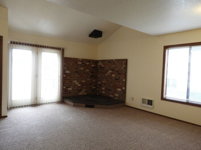 Foto del edificio - Wood Village End Unit Condo * Covered Park...