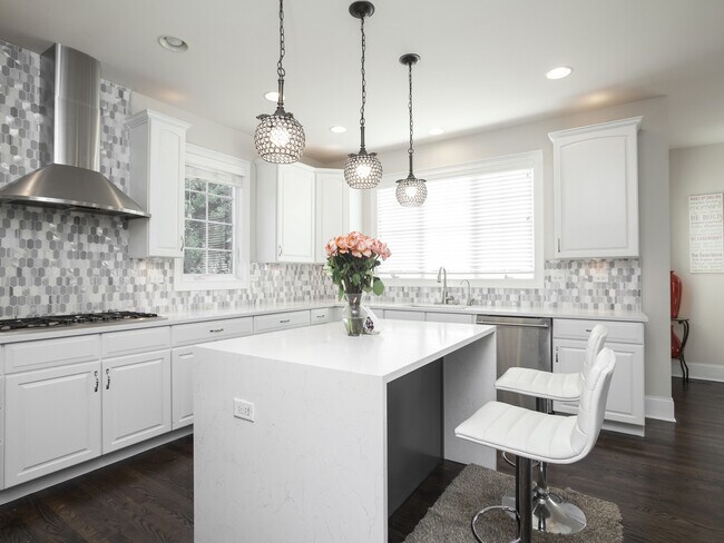 Building Photo - 807 Poplar Ct