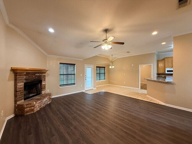 Building Photo - $500 OFF OF 1ST FULL MONTH OF RENT- AVAILABLE NOW!