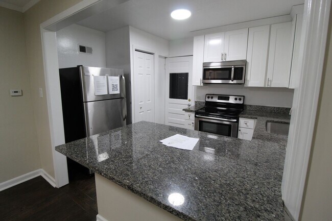 Building Photo - 1/2 Off Your August 2025 Rent On This 2 Be...