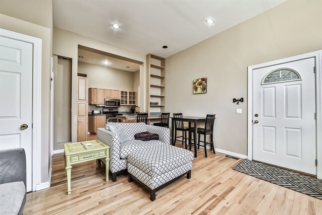 Foto del edificio - 2 br, 1 bath  - 2140 W Belmont Ave Unit 1F