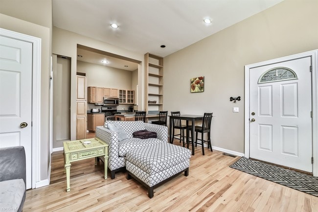 Building Photo - 2 br, 1 bath  - 2140 W Belmont Ave Unit 1F