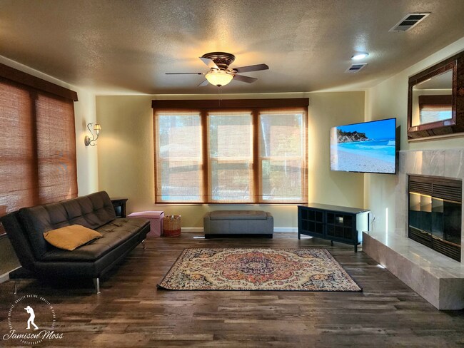Foto del edificio - Canyon Country Estates Home