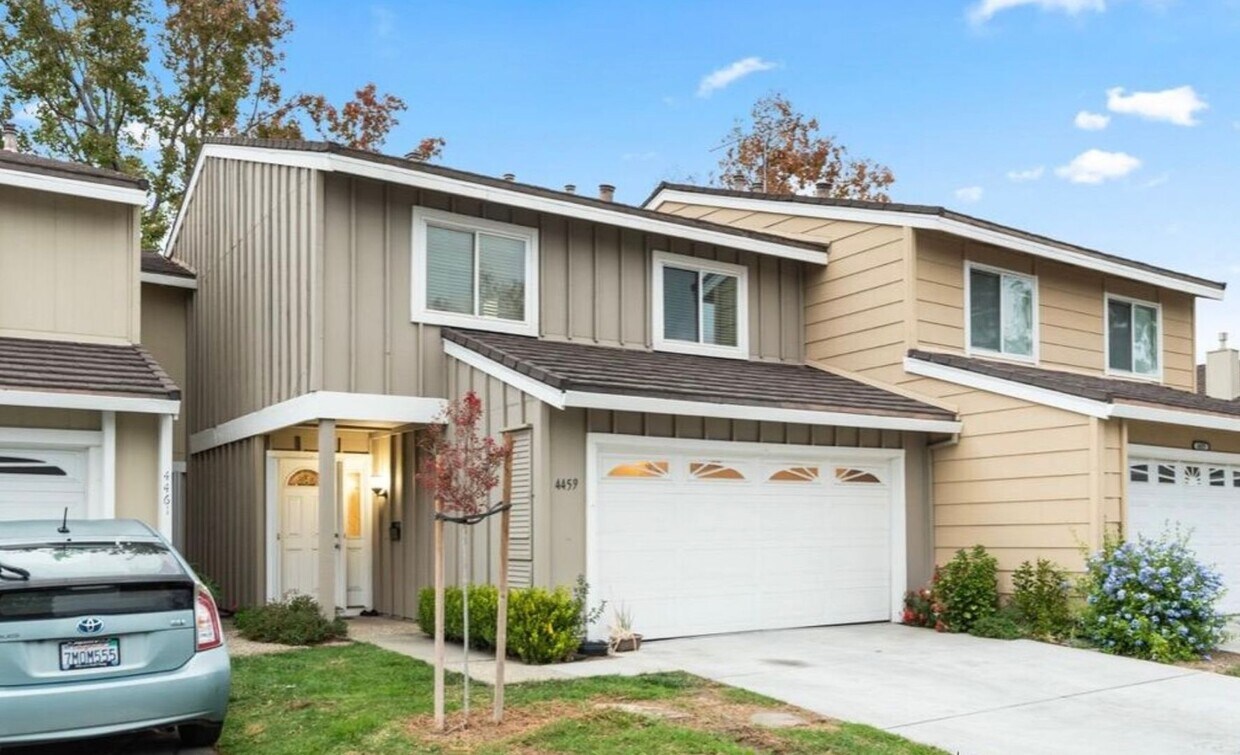Primary Photo - Excellent 4 Bed 2.5 Bath Home