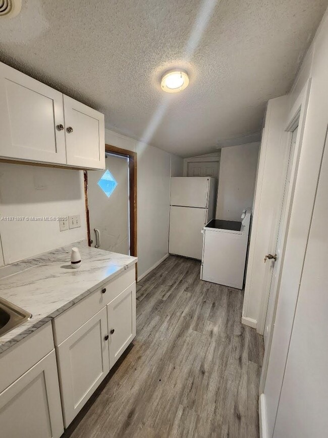 Building Photo - 11908 Cove Pl