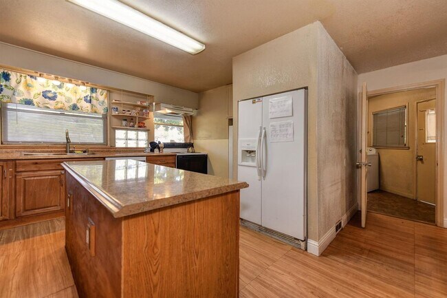 Building Photo - Spacious 5 bedroom home in Carmichael