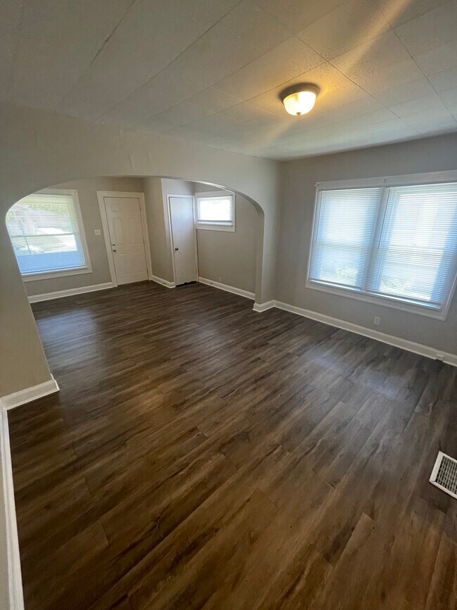 Building Photo - 894 N Gladstone Ave
