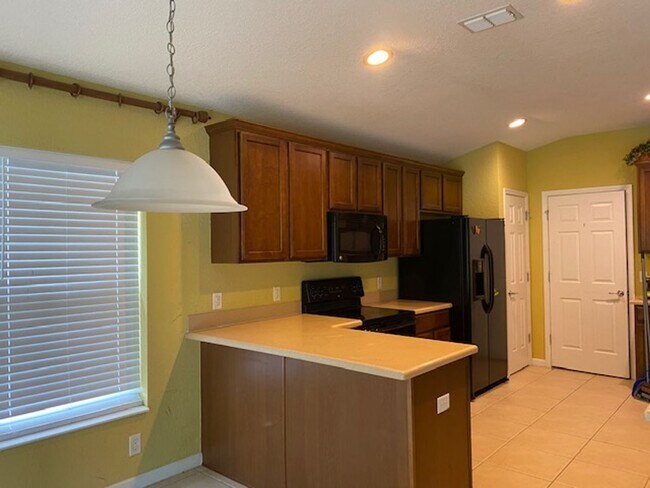 Building Photo - NICE 3/2 HOME IN DESIRABLE LOCATION