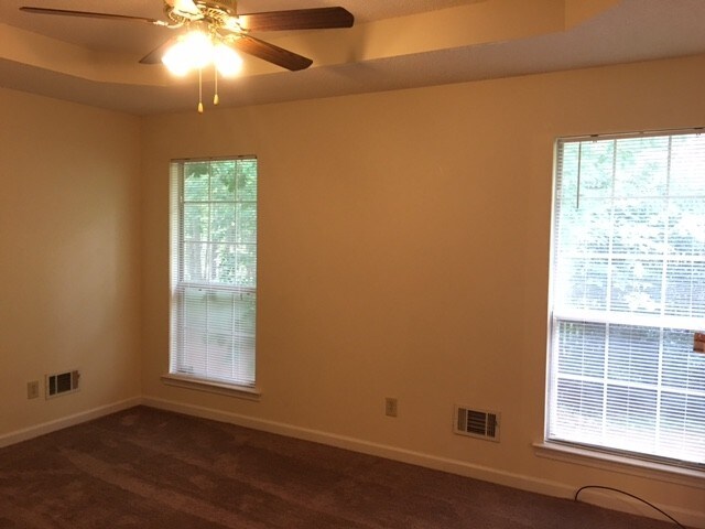 Building Photo - 401 Streamview Ln