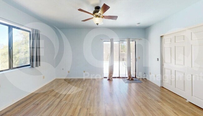 Building Photo - 635 West Calle de las Lomitas