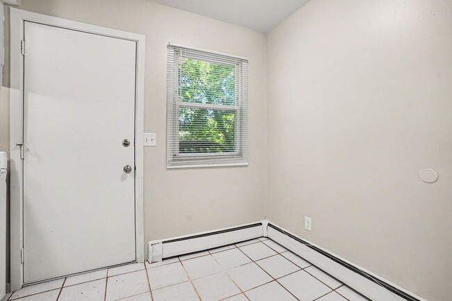Foto del edificio - $300 off Move in Special! - Remodeled 2-Bed/1-Bath Kalamazoo Townhome $1099 - Ask about our no se...