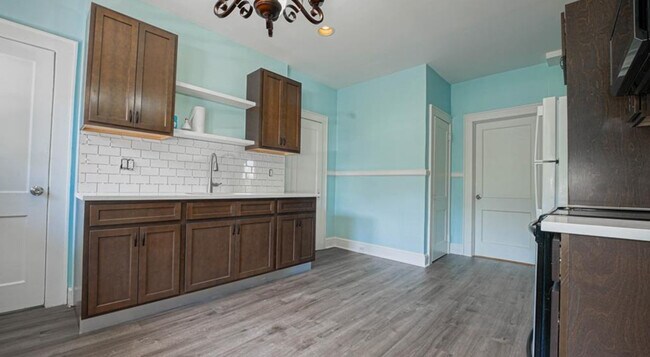 Foto del edificio - 240 Flax Hill Rd