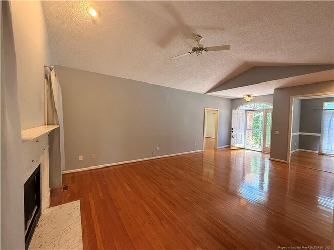 Building Photo - 995 Greenbriar Dr