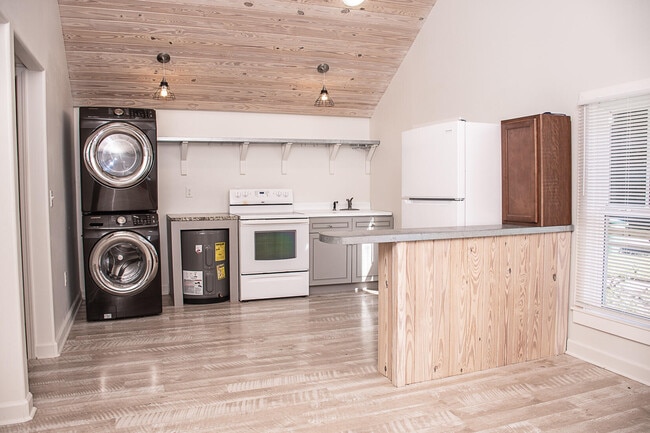 Building Photo - 452 N Spring St