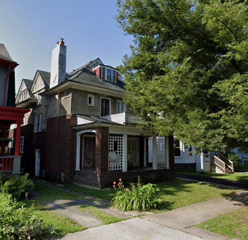 Primary Photo - Available 6/1/26 - Spacious Home with Garage