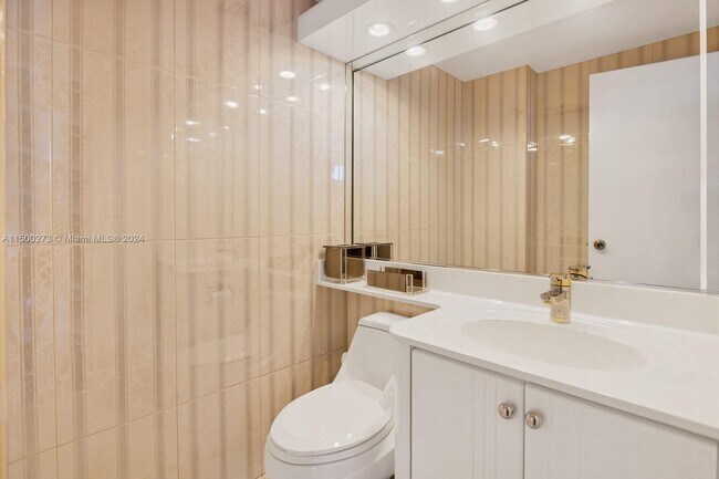 Building Photo - 5001 Collins Ave