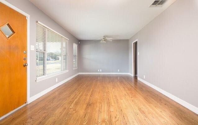 Building Photo - 303 Schmeltzer Ln