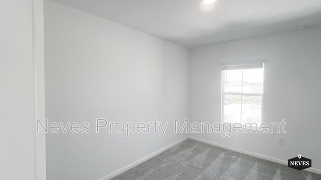 Building Photo - 2562 Skyline Loop