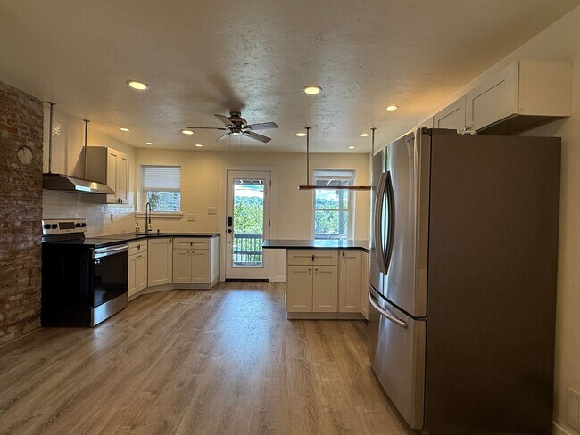 Foto del edificio - Charming Riverfront 2BR Walking Distance t...