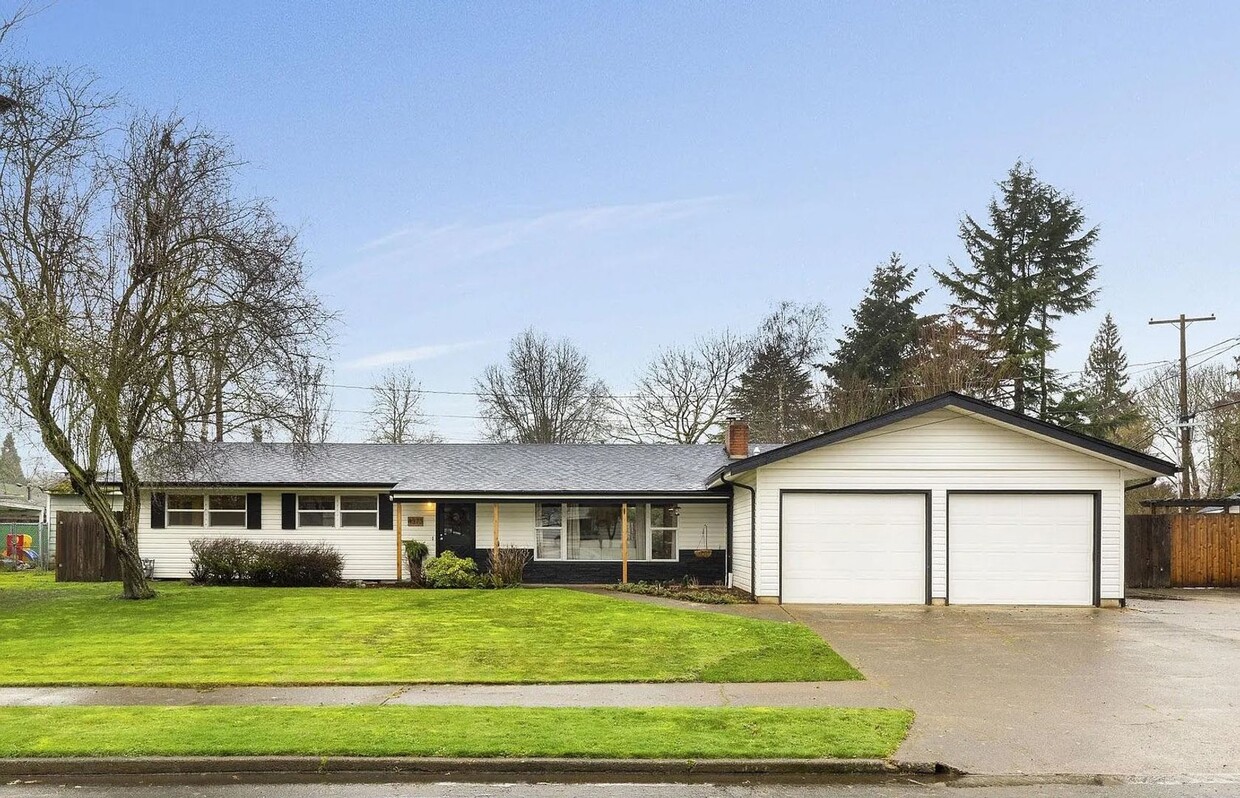 Foto principal - Spacious 3BD/2BA home located in NE Salem