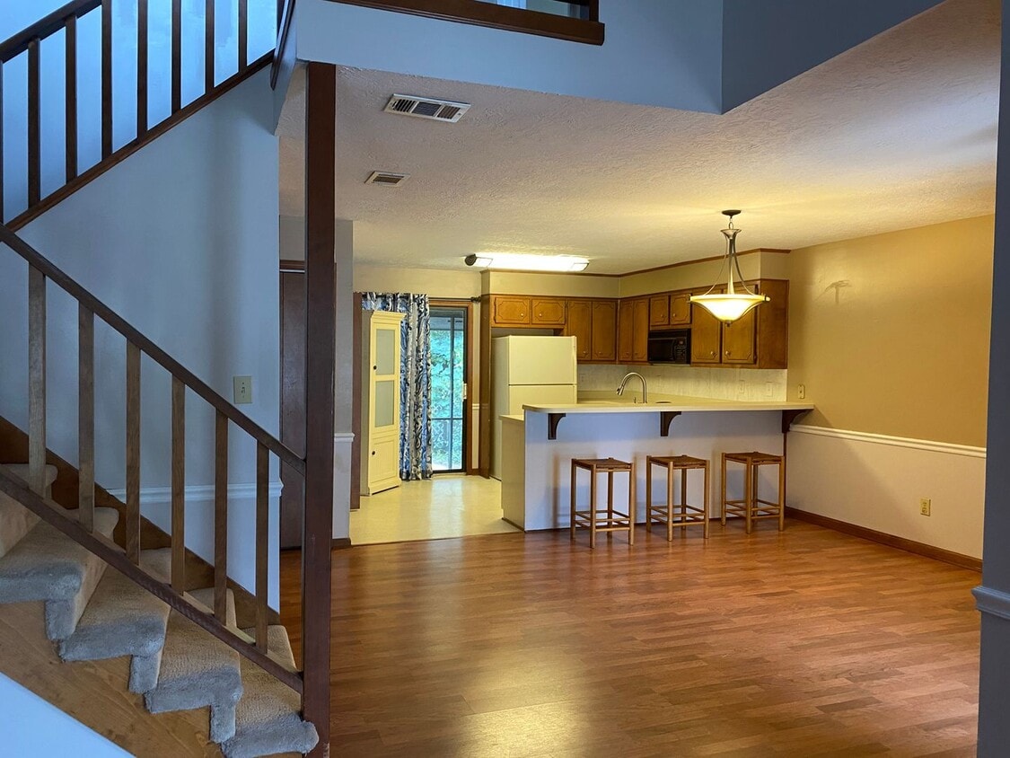 Building Photo - 2 BR/ 2.5 BA townhome off Bobby Jones