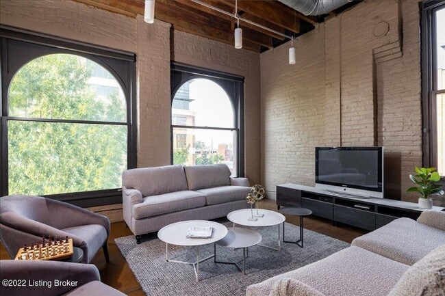 Building Photo - 2 BR/2BA | Newly Renovated Condo| 1-Private Garage | Central downtown!
