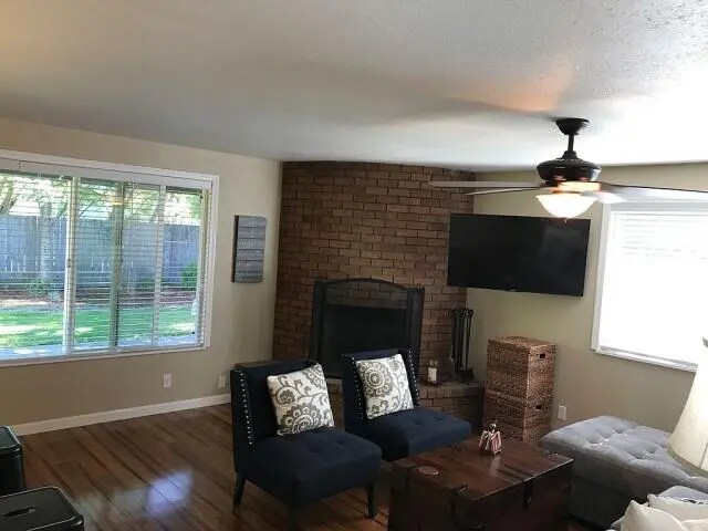 Living area - 605 NW Linden Ave
