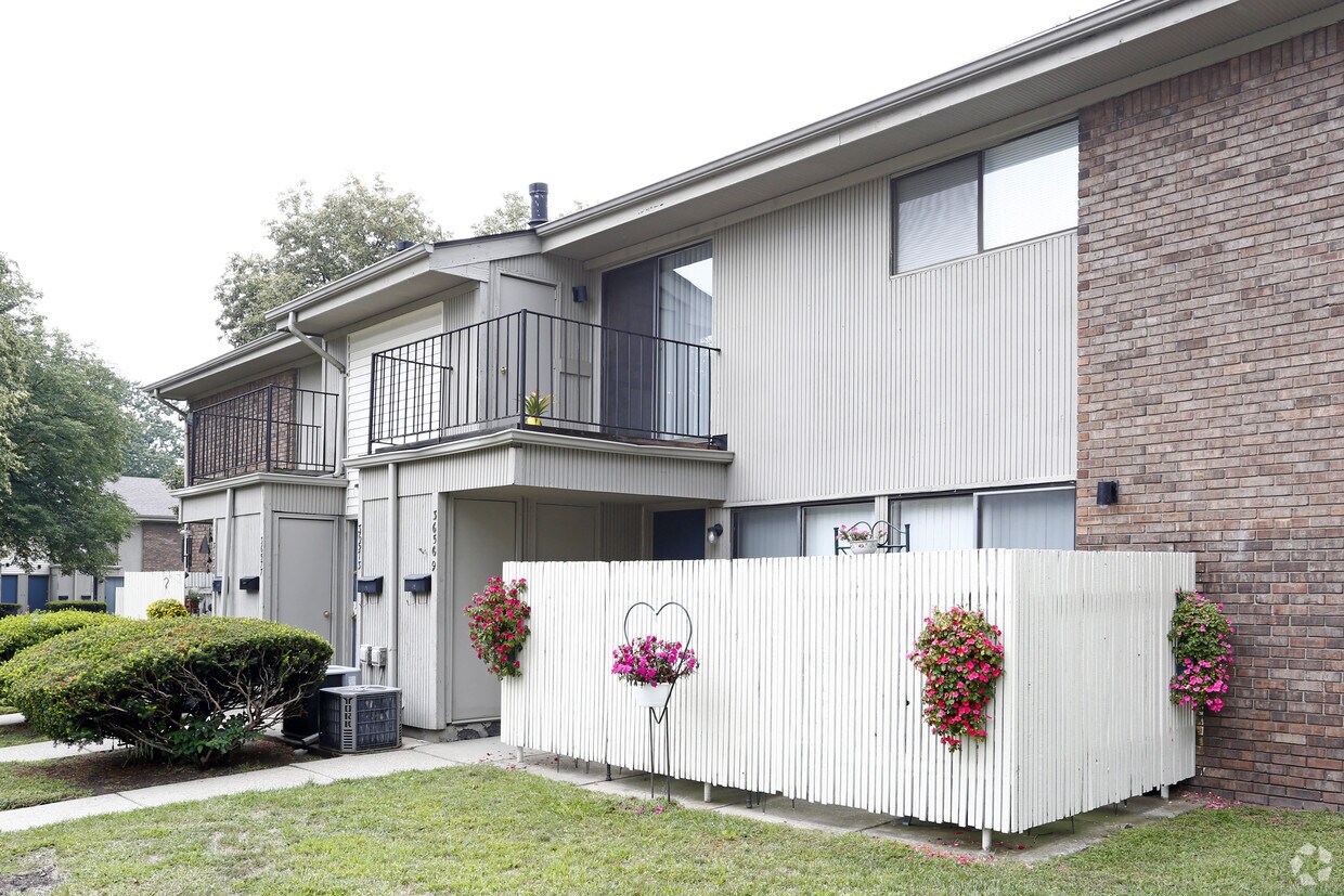 Pointe West Apartments 1947 Cottrill Ln Westland, MI