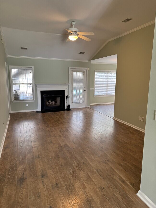 Foto del edificio - 102 Bill Park Dr