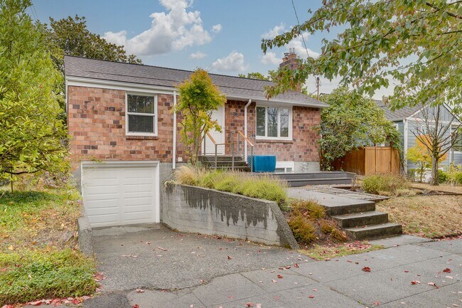 Foto del edificio - Charming 4 Bed, 2.5 Bath Brick Bungalow in...