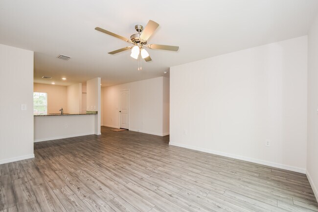 Building Photo - 879 Youngreen Dr