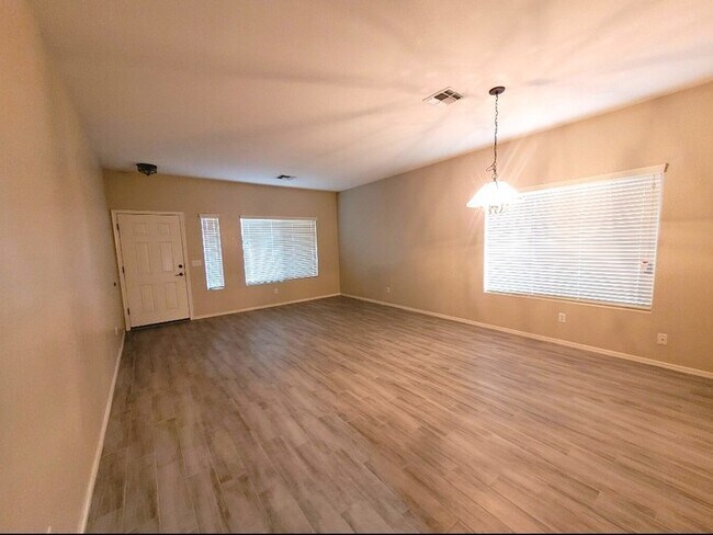 Building Photo - Stunning 4-bedroom 2 bathroom