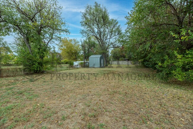 Building Photo - 726 S Bonn St