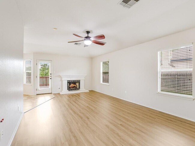 Foto del edificio - 2805 Feathercrest Dr