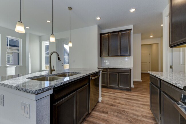 Building Photo - Beautiful 4 bed, 3 bath Townhome with 2 car garage ready for move in!
