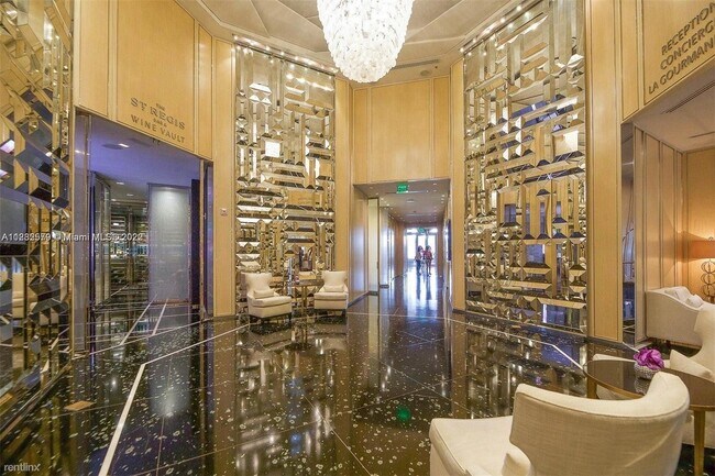 Building Photo - 3 br, 1.5 bath Condo - St. Regis