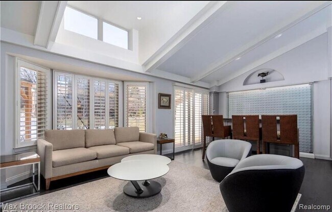 Foto del edificio - 2880 Birchena Crescent