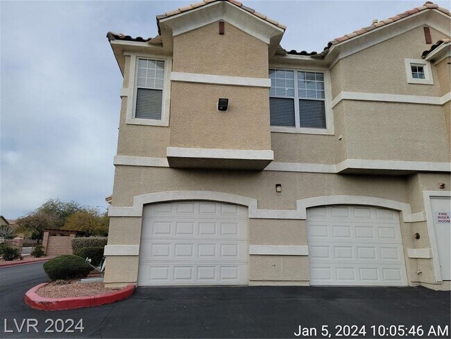 Foto del edificio - GATED 2 BEDROOM TOWNHOME WITH ATTACHED GAR...