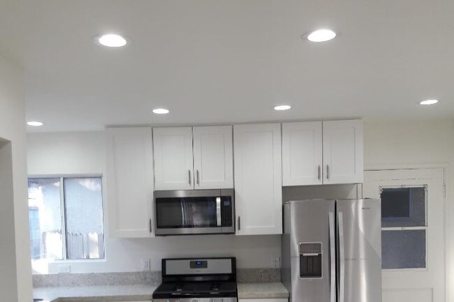 Iluminación empotrada para cocina - 512 N Lucia Ave