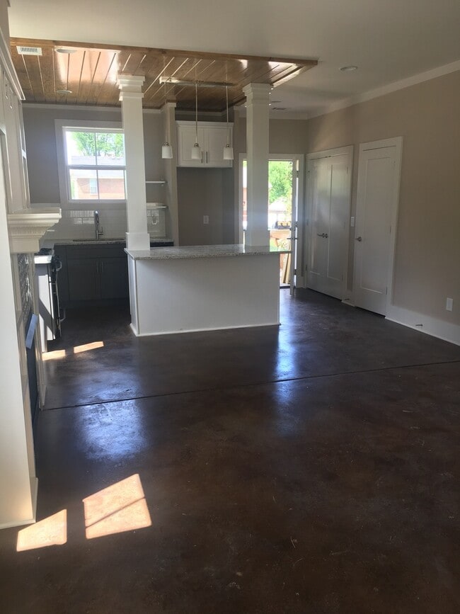 Building Photo - 2 Bedroom/ 1.5 Bath Home in North Nashvill...